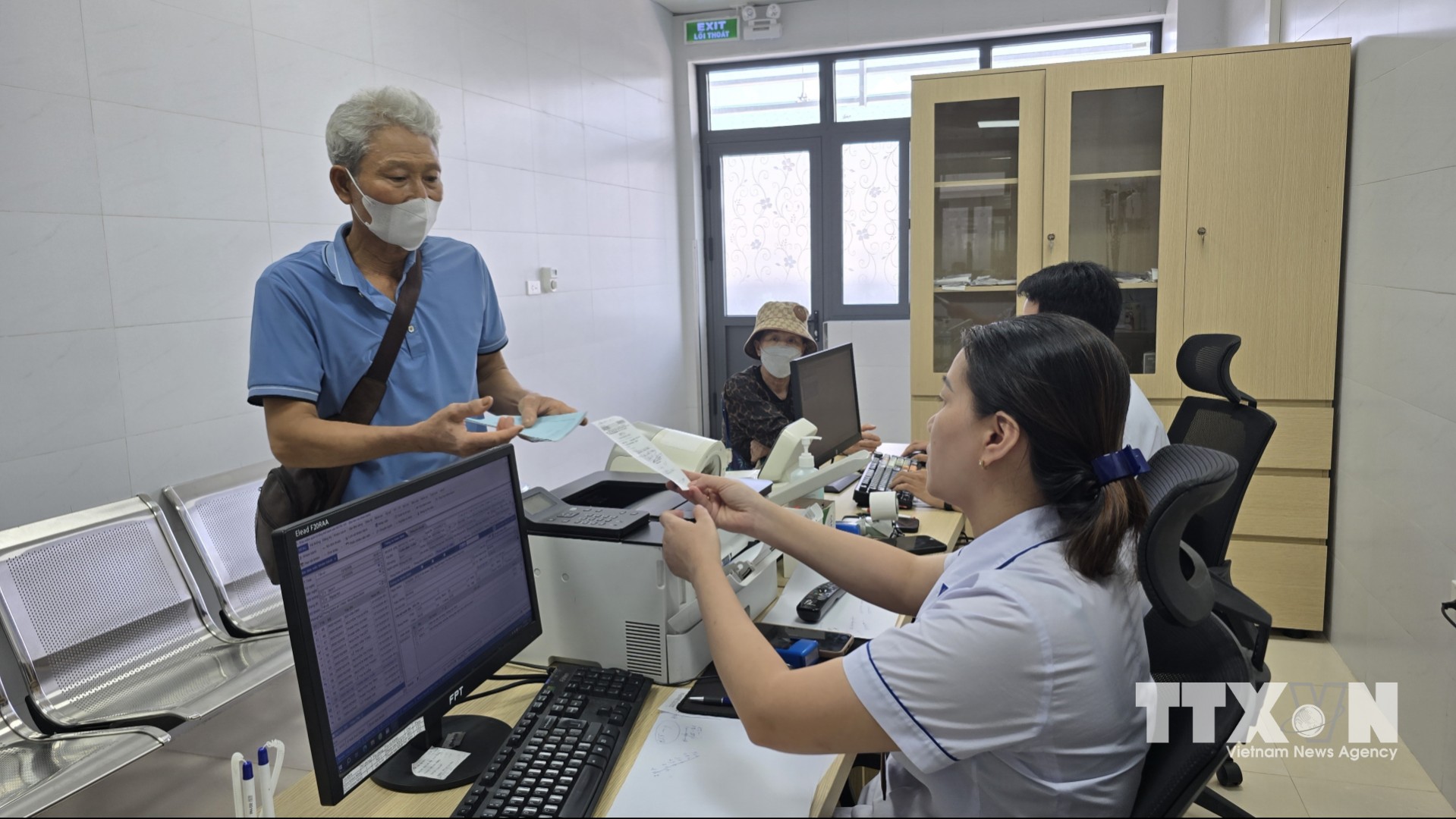 Người dân chỉ cần cầm mã QR ban đầu sẽ thực hiện tất cả các yêu cầu theo chỉ định. (Ảnh: Thanh Vân/TTXVN)